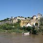 La charmante ville de Bourg-sur-Gironde comprend deux niveaux : au bord du fleuve, la ville basse (photo suivante), et sur la falaise la ville haute et ses remparts. Il reste trois portes des anciennes fortifications détruites au XIXème siècle, la plus sp